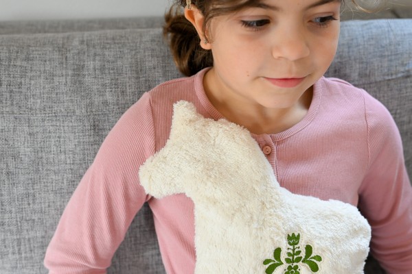 Värmedjur för barn, Dalahäst av ekologiskt teddytyg, med körsbärkärnorfyllning