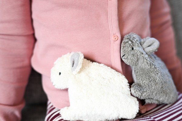 Värmedjur för bebisar, haren Hennes av ekologiskt teddytyg, med druvkärnorfyllning