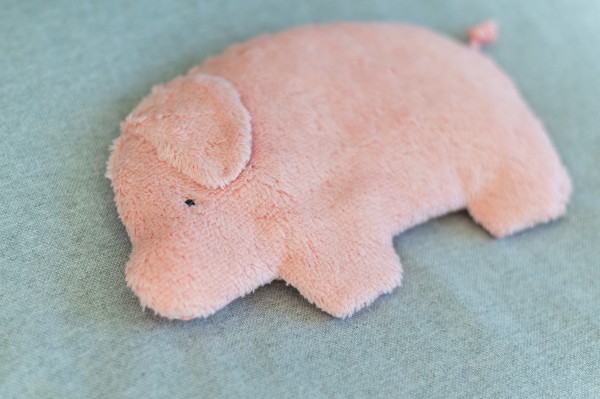 Värmedjur för barn, grisen Jule av ekologiskt teddytyg, med druvkärnorfyllning