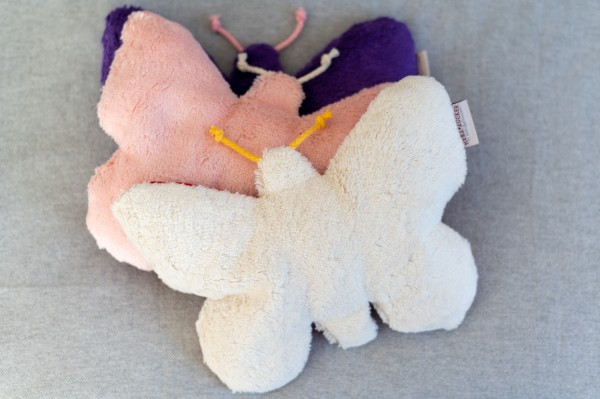 Värmedjur för barn, fjärilen Lilly av ekologiskt teddytyg, med druvkärnorfyllning