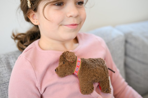 Värmedjur för bebisar, hunden Lenni av ekologiskt teddytyg, med druvkärnorfyllning