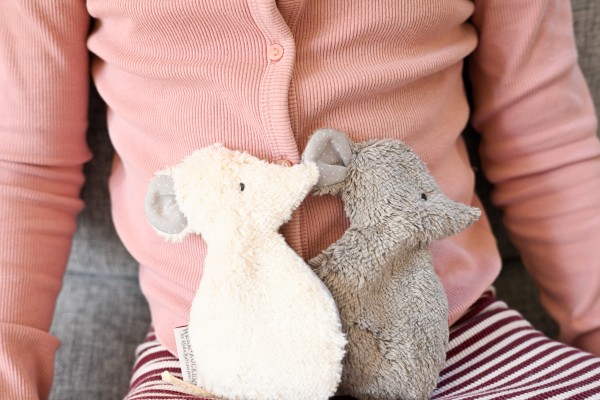 Värmedjur för bebisar, musen Silja av ekologiskt teddytyg, med druvkärnorfyllning