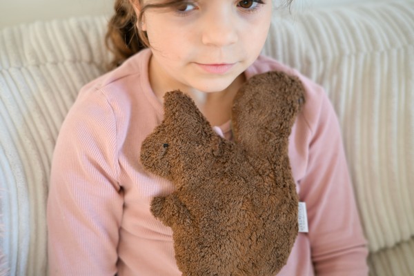 Värmedjur för barn, ekorren Simon av ekologiskt teddytyg, med druvkärnorfyllning