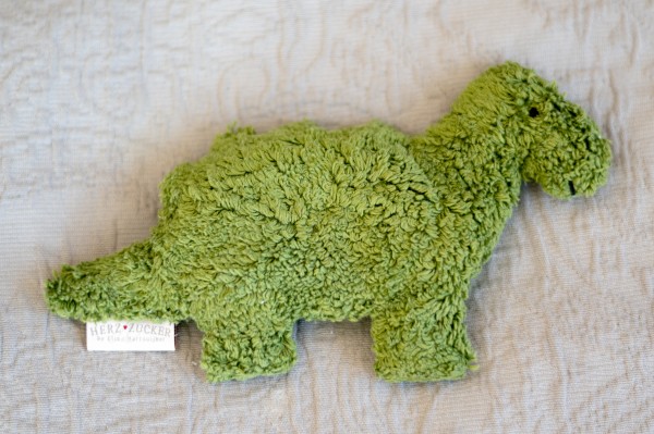 Värmedjur för bebisar, dinon Till av ekologiskt teddytyg, med druvkärnorfyllning